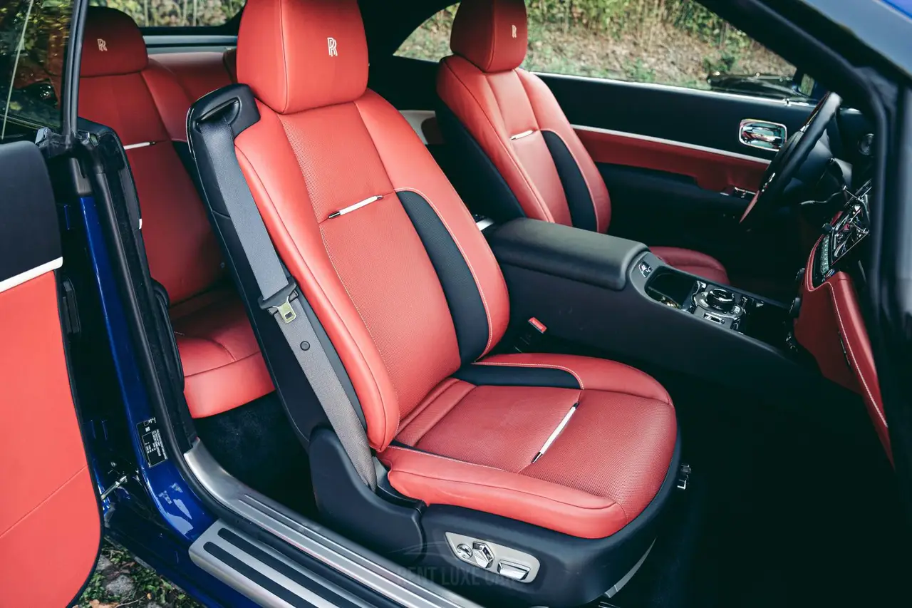 Rolls-Royce Dawn 2022, vista posteriore — Rome Luxury Car Rental, Roma. La Rolls-Royce Dawn del 2022 porta in dote 563 CV e quattro posti reali, pensati per due…