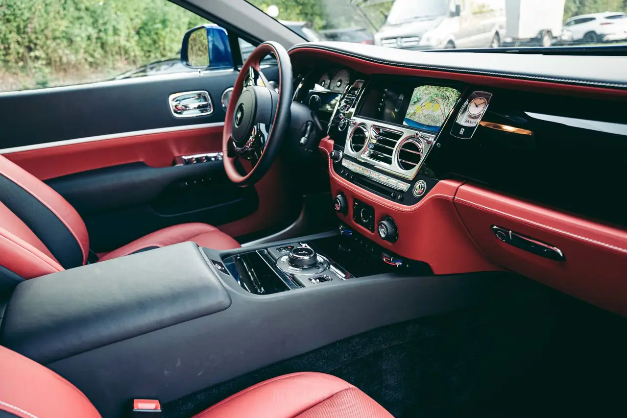 Rolls-Royce Dawn 2022, interni — Rome Luxury Car Rental, Roma. La Rolls-Royce Dawn del 2022 porta in dote 563 CV e quattro posti reali, pensati per due…