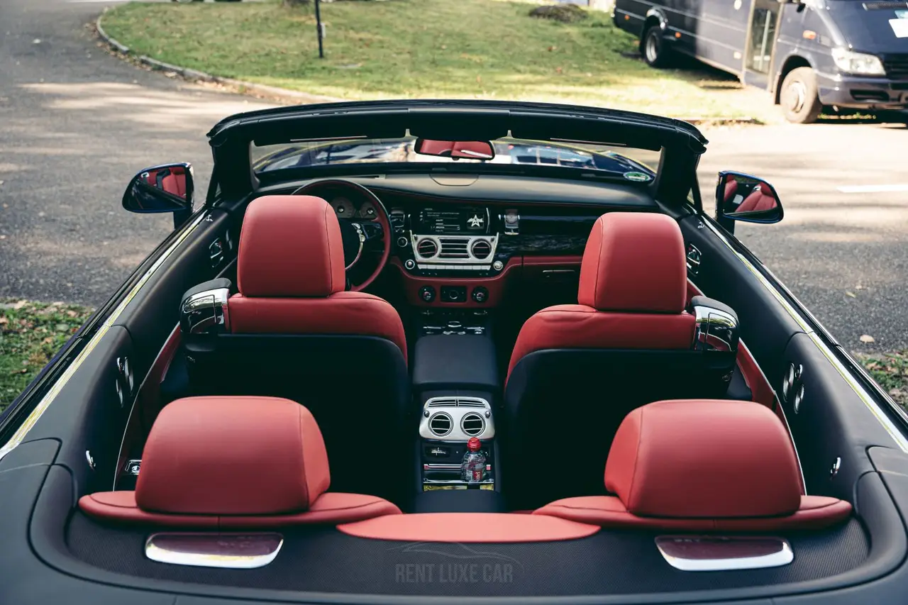 Rolls-Royce Dawn 2022, cruscotto — Rome Luxury Car Rental, Roma. La Rolls-Royce Dawn del 2022 porta in dote 563 CV e quattro posti reali, pensati per due…