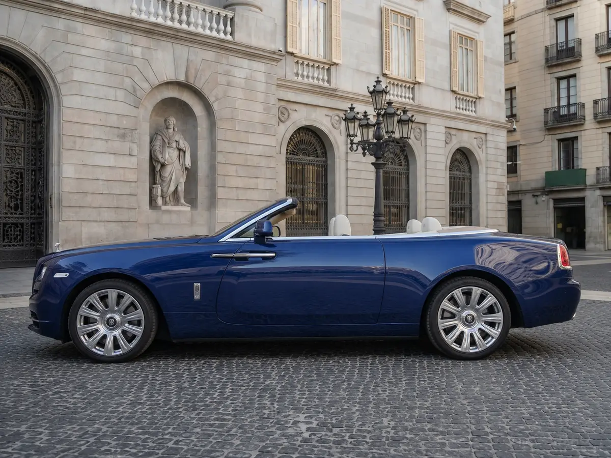 Rolls-Royce Dawn 2022, esterno — Rome Luxury Car Rental, Roma. La Rolls-Royce Dawn del 2022 porta in dote 563 CV e quattro posti reali, pensati per due…