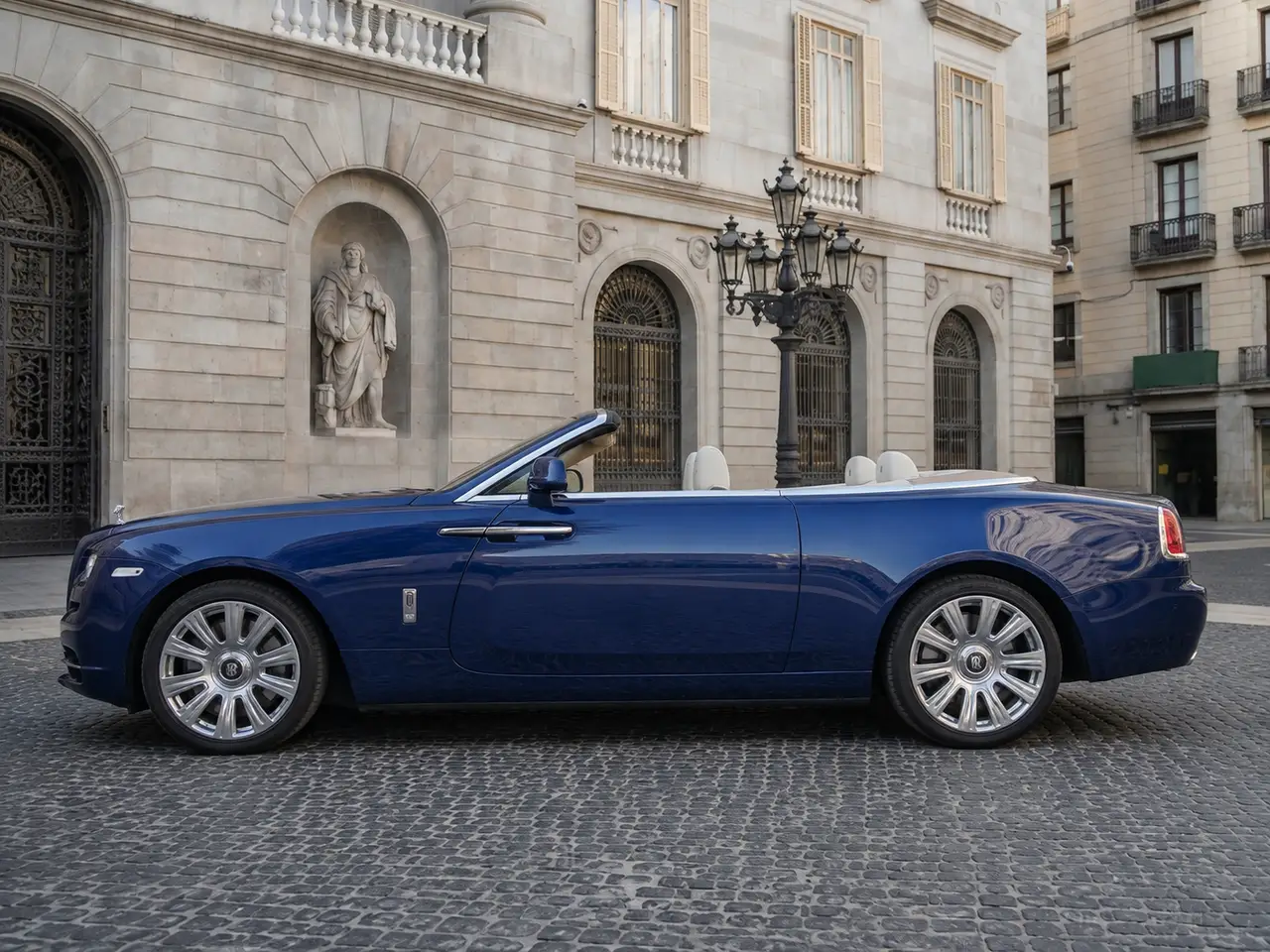 Rolls-Royce Dawn 2022, esterno — Rome Luxury Car Rental, Roma. La Rolls-Royce Dawn del 2022 porta in dote 563 CV e quattro posti reali, pensati per due…