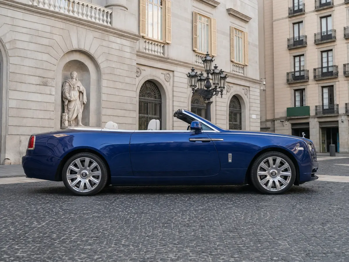 Rolls-Royce Dawn 2022, vista frontale — Rome Luxury Car Rental, Roma. La Rolls-Royce Dawn del 2022 porta in dote 563 CV e quattro posti reali, pensati per due…
