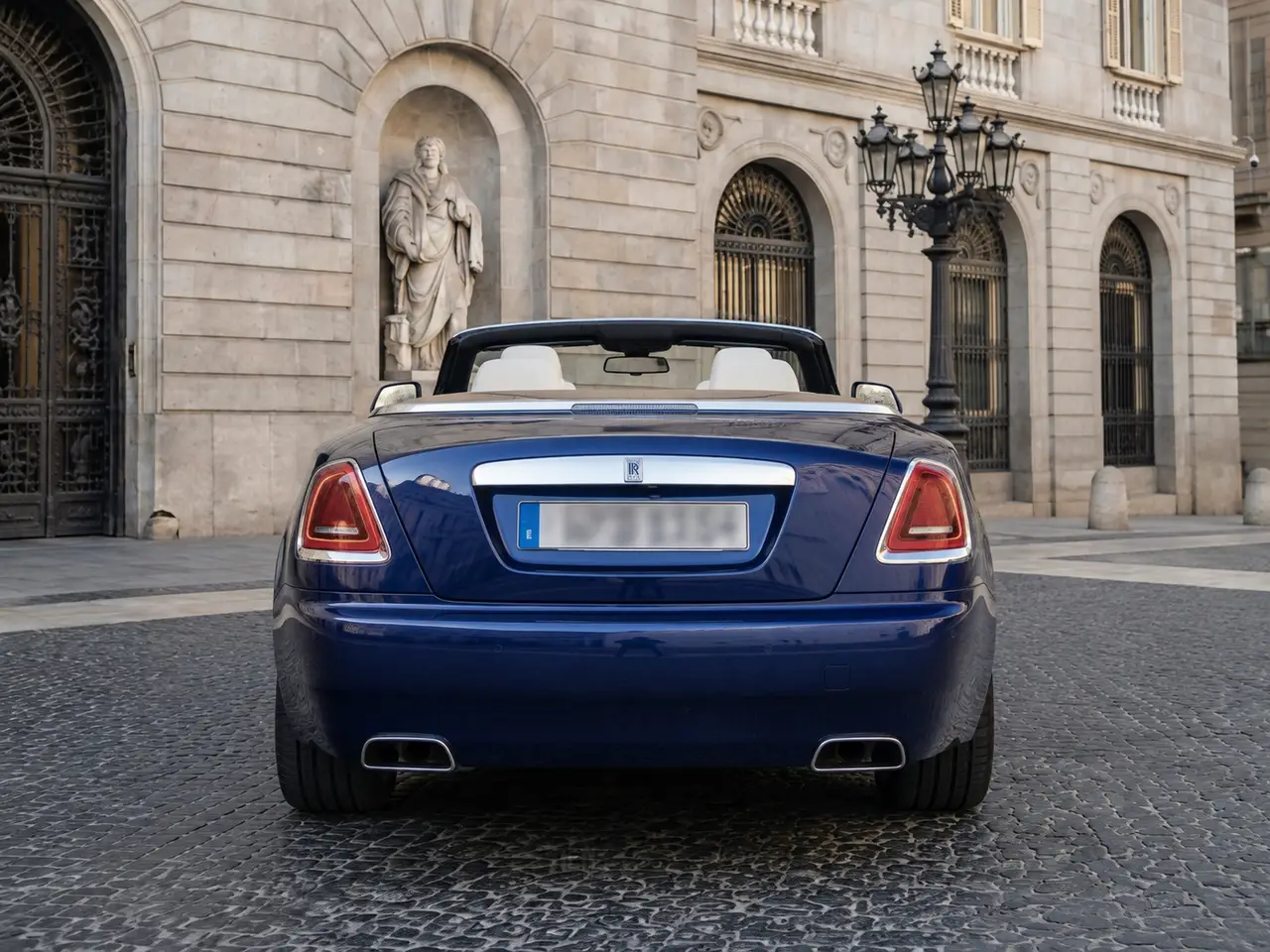 Rolls-Royce Dawn 2022, vista posteriore — Rome Luxury Car Rental, Roma. La Rolls-Royce Dawn del 2022 porta in dote 563 CV e quattro posti reali, pensati per due…