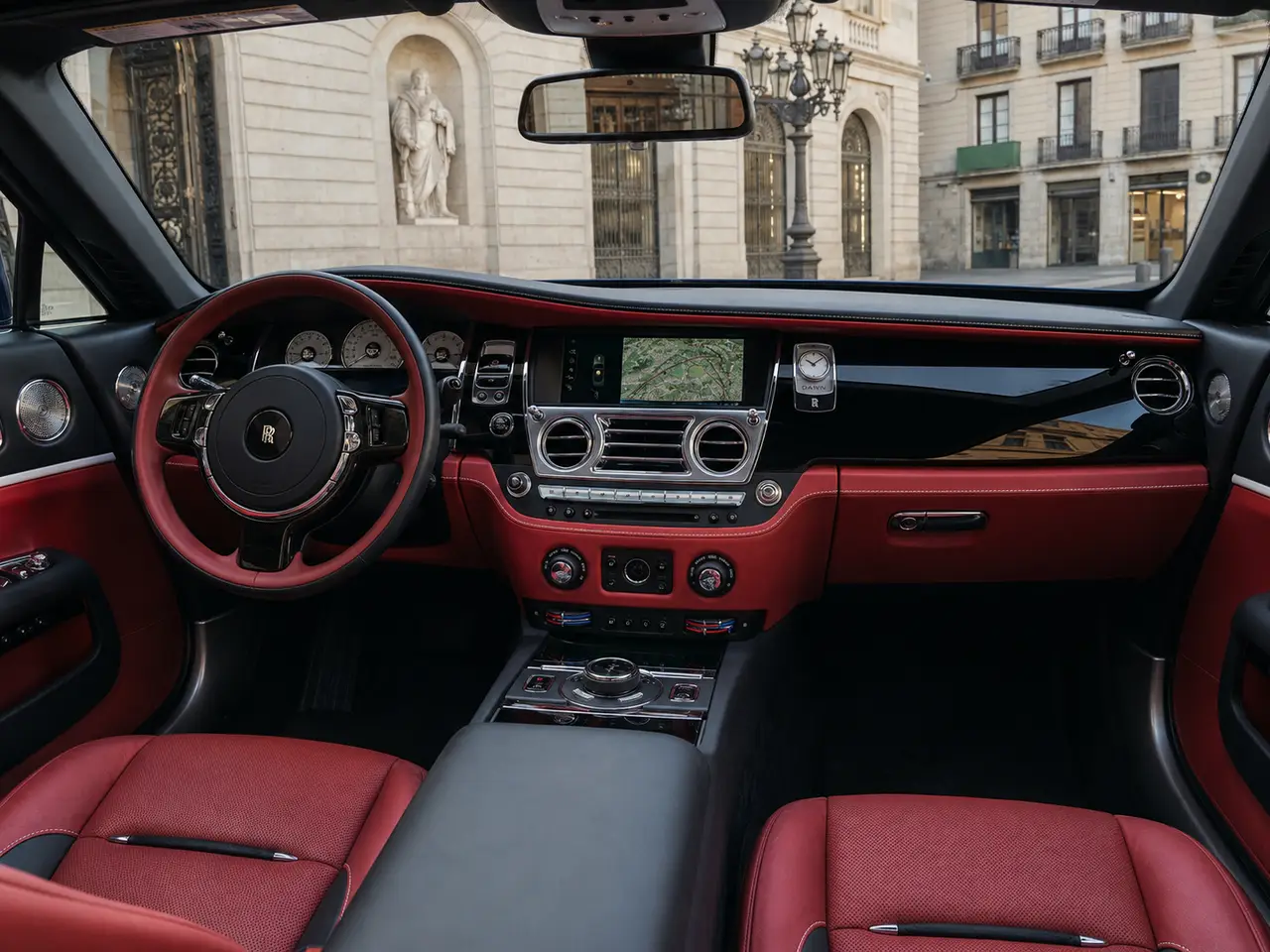 Rolls-Royce Dawn 2022, interni — Rome Luxury Car Rental, Roma. La Rolls-Royce Dawn del 2022 porta in dote 563 CV e quattro posti reali, pensati per due…