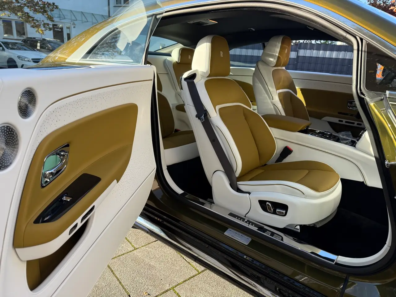 Rolls-Royce Spectre 2024, esterno — Rome Luxury Car Rental, Roma. La Rolls-Royce Spectre è la lettura più silenziosa e moderna del marchio: una coupé di…