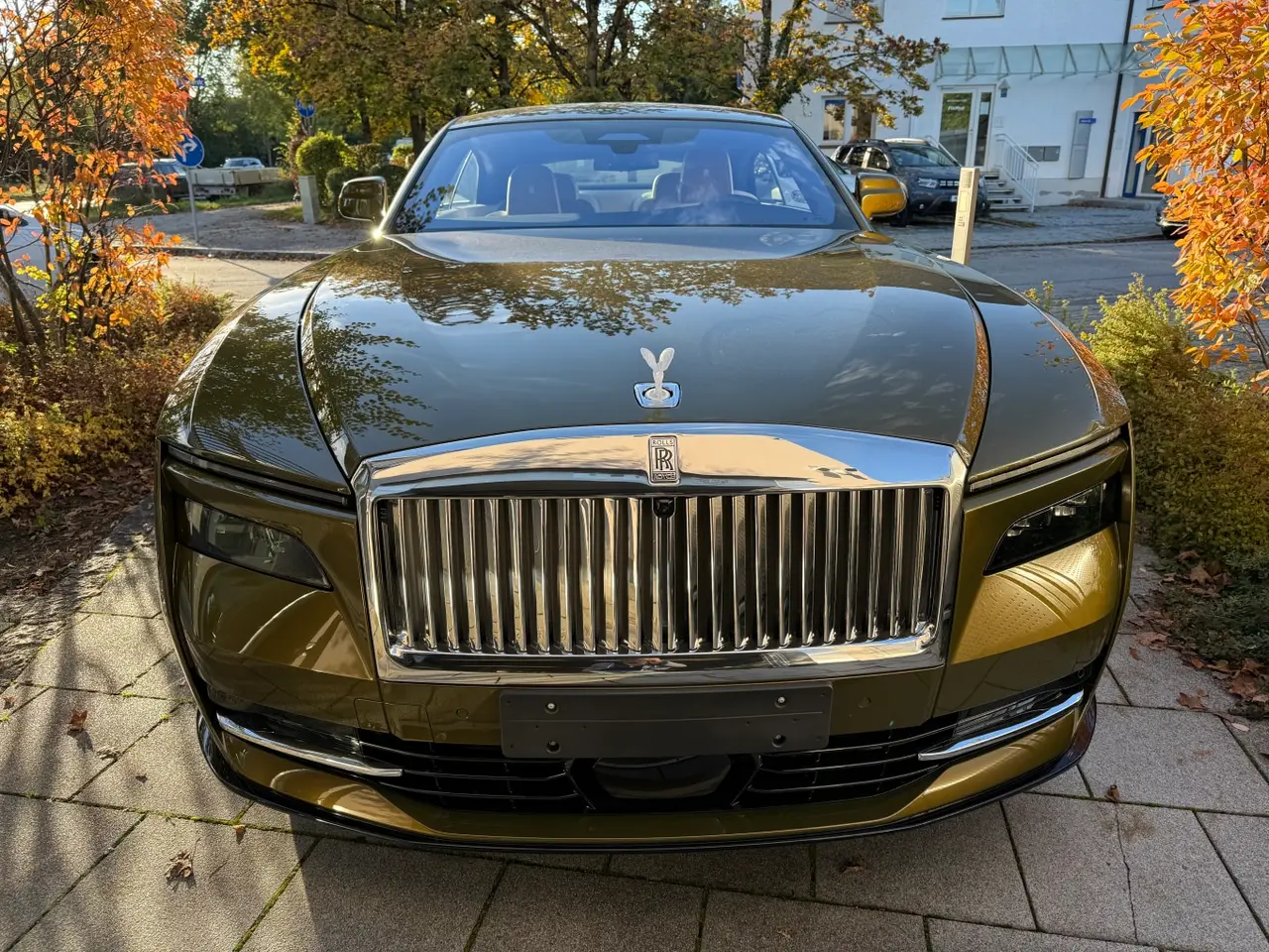 Rolls-Royce Spectre 2024, vista frontale — Rome Luxury Car Rental, Roma. La Rolls-Royce Spectre è la lettura più silenziosa e moderna del marchio: una coupé di…