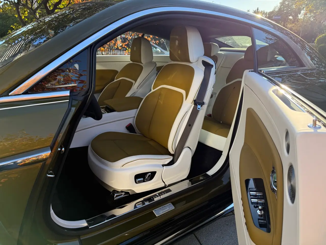 Rolls-Royce Spectre 2024, vista posteriore — Rome Luxury Car Rental, Roma. La Rolls-Royce Spectre è la lettura più silenziosa e moderna del marchio: una coupé di…