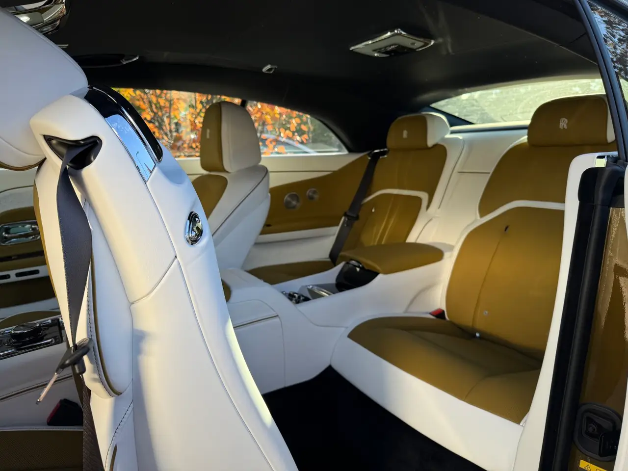 Rolls-Royce Spectre 2024, interni — Rome Luxury Car Rental, Roma. La Rolls-Royce Spectre è la lettura più silenziosa e moderna del marchio: una coupé di…