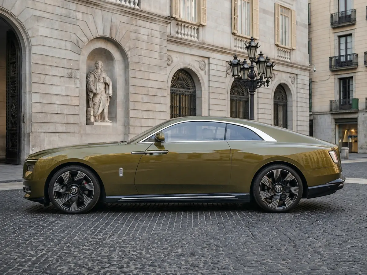 Rolls-Royce Spectre 2024, esterno — Rome Luxury Car Rental, Roma. La Rolls-Royce Spectre è la lettura più silenziosa e moderna del marchio: una coupé di…