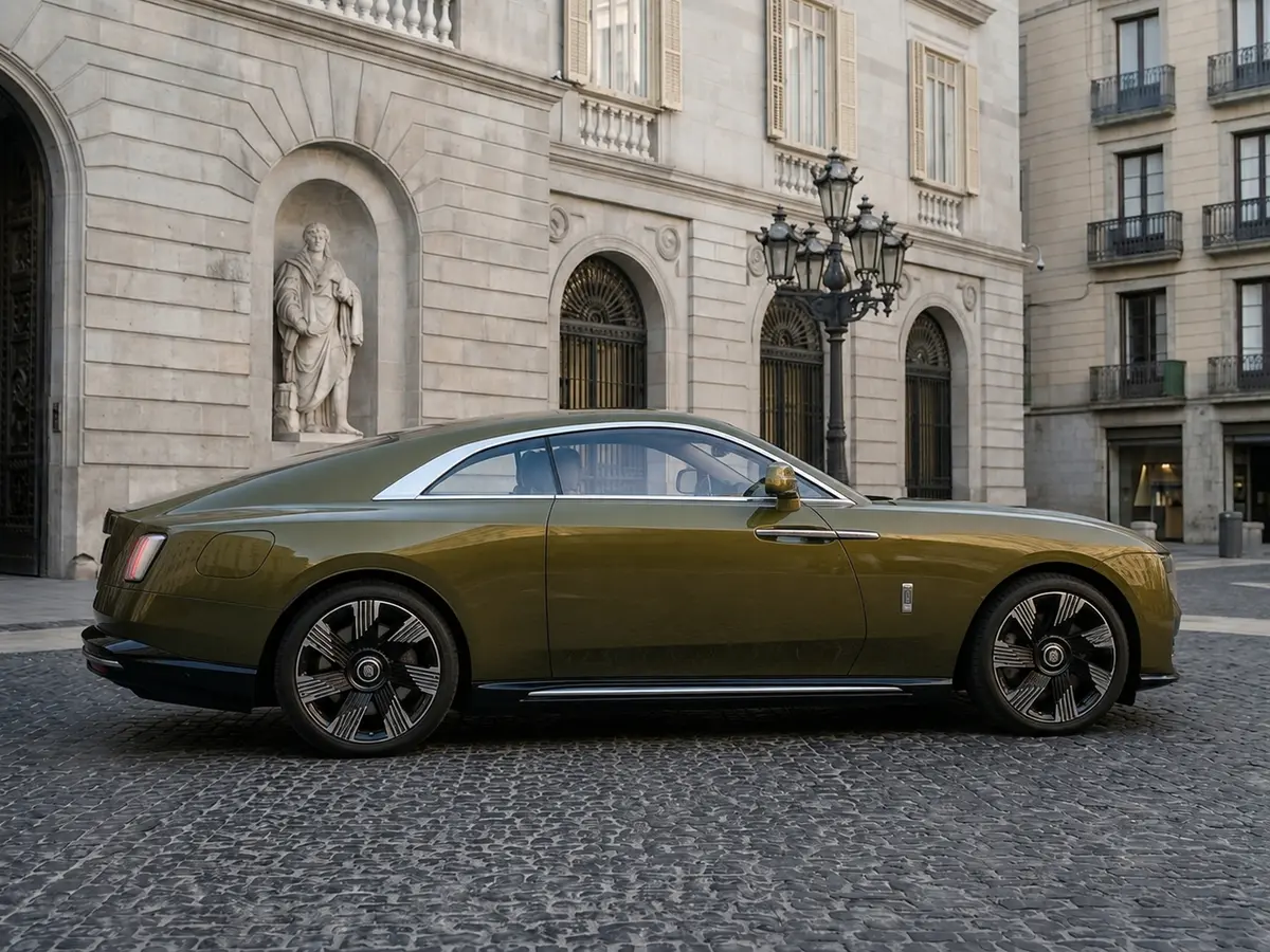 Rolls-Royce Spectre 2024, vista frontale — Rome Luxury Car Rental, Roma. La Rolls-Royce Spectre è la lettura più silenziosa e moderna del marchio: una coupé di…