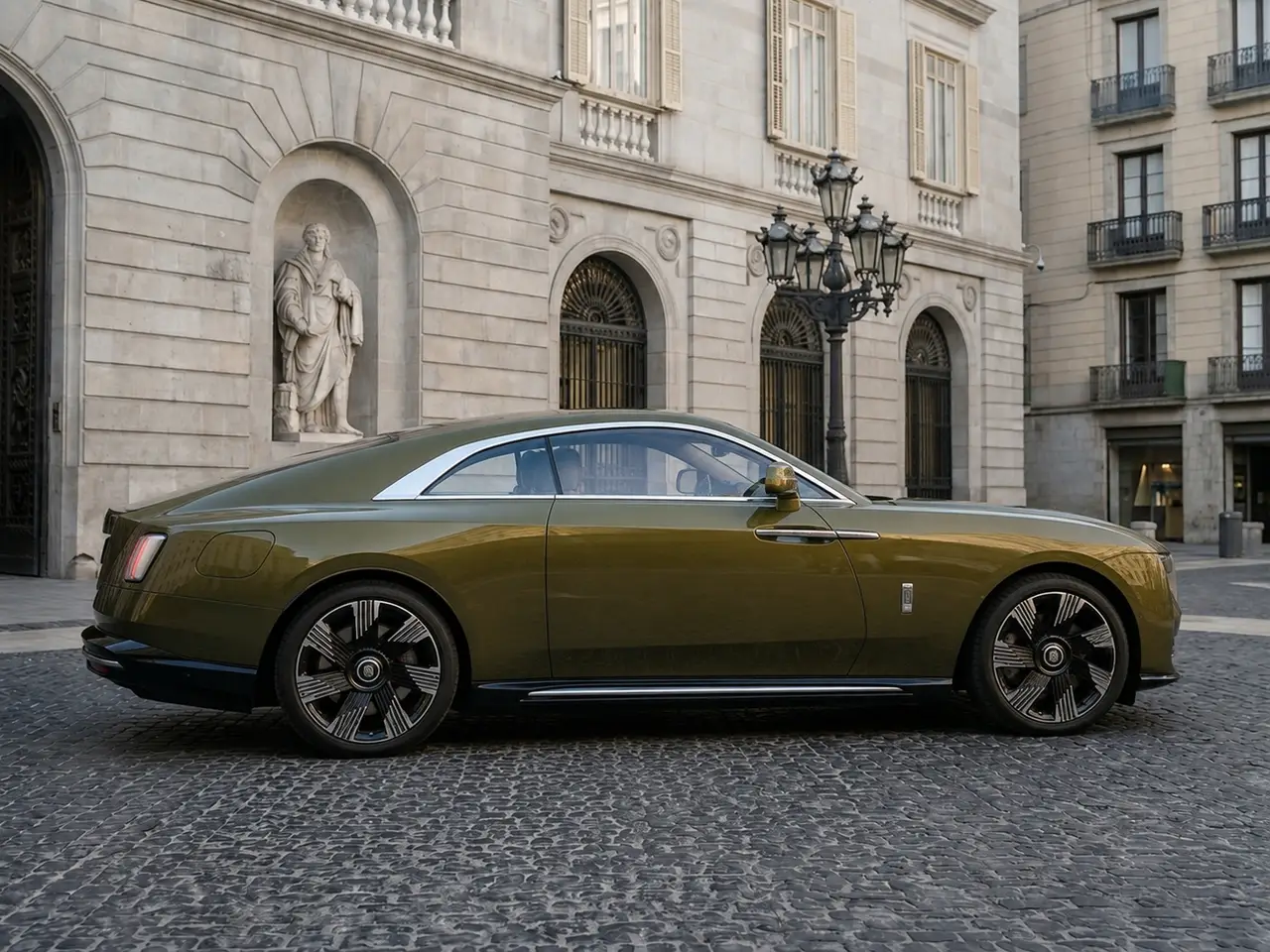 Rolls-Royce Spectre 2024, vista frontale — Rome Luxury Car Rental, Roma. La Rolls-Royce Spectre è la lettura più silenziosa e moderna del marchio: una coupé di…