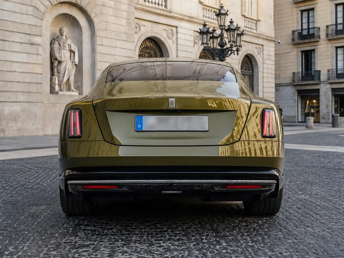 Rolls-Royce Spectre 2024, vista posteriore — Rome Luxury Car Rental, Roma. La Rolls-Royce Spectre è la lettura più silenziosa e moderna del marchio: una coupé di…