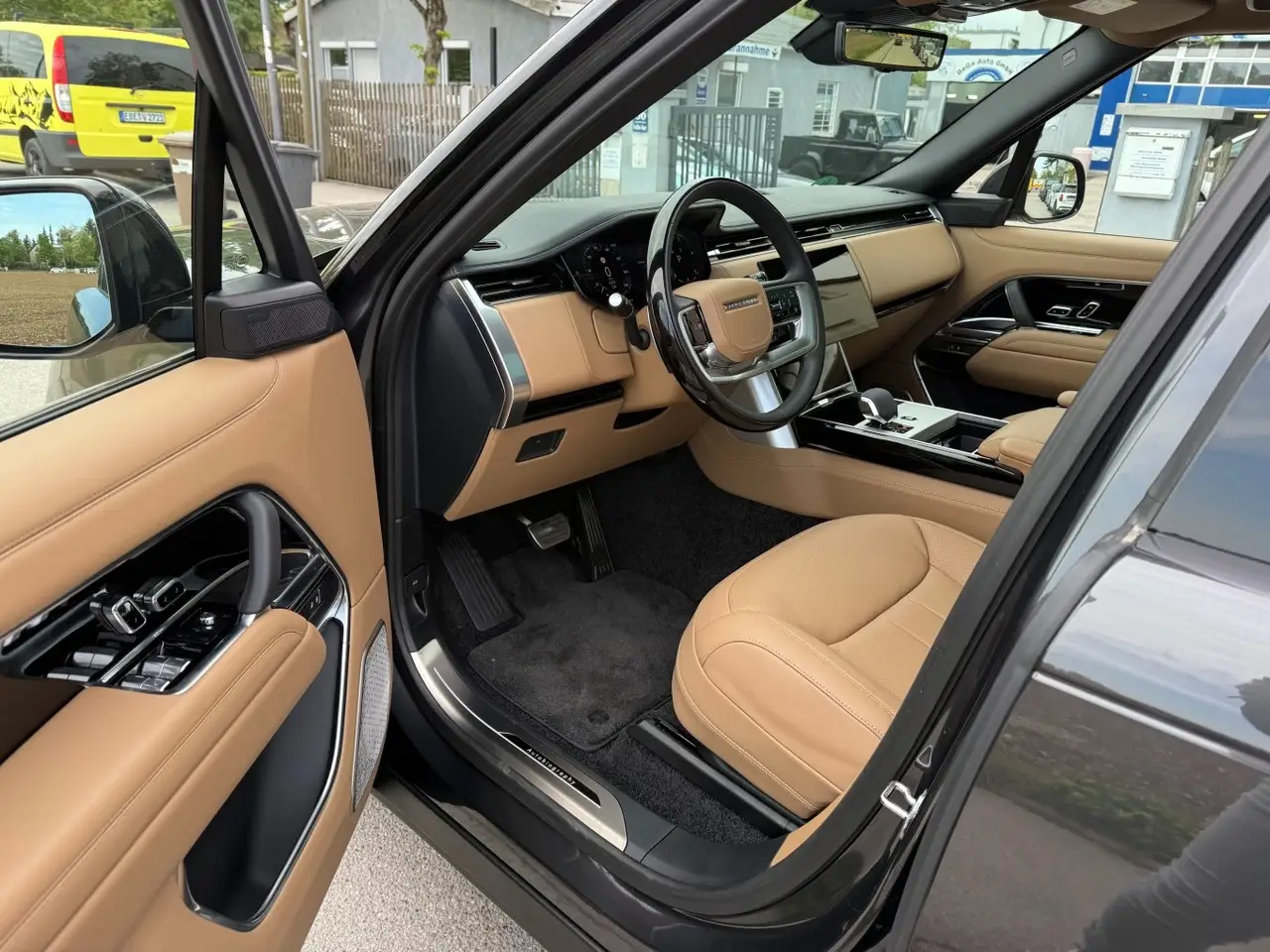 Rover Range Rover Autobiography D350 7s 2025, esterno — Rome Luxury Car Rental, Roma. Il Range Rover Autobiography D350 7s del 2025 abbina un propulsore diesel da 350 cavalli…