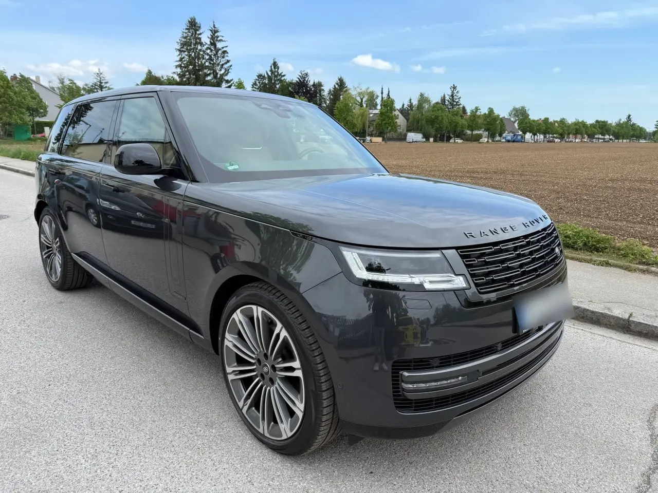 Rover Range Rover Autobiography D350 7s 2025, vista frontale — Rome Luxury Car Rental, Roma. Il Range Rover Autobiography D350 7s del 2025 abbina un propulsore diesel da 350 cavalli…