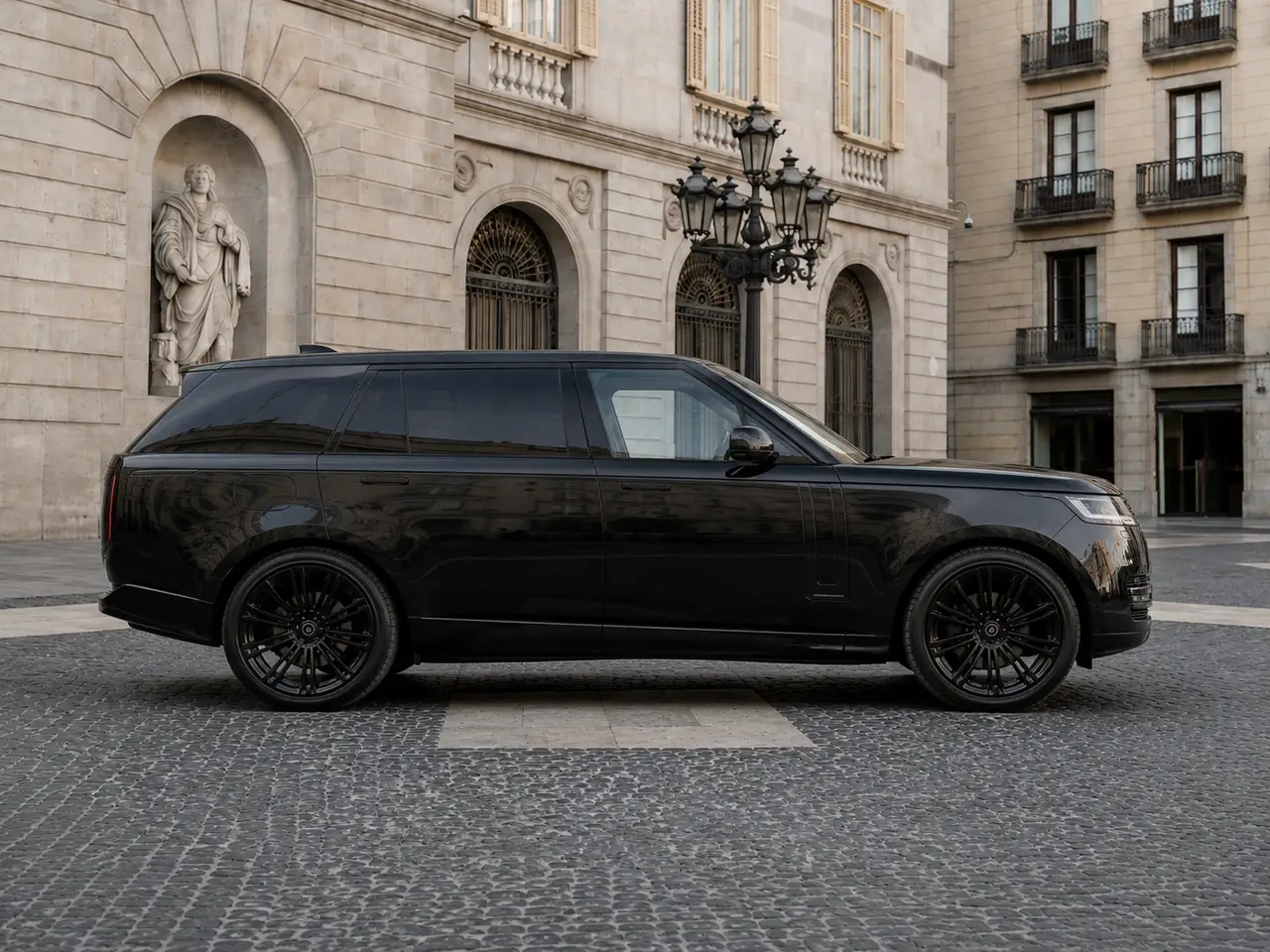 Rover Range Rover Autobiography D350 7s 2025, вид спереди — Rome Luxury Car Rental, Рим. Range Rover Autobiography D350 7s — семиместный внедорожник, где дизельные 350 лошадиных…