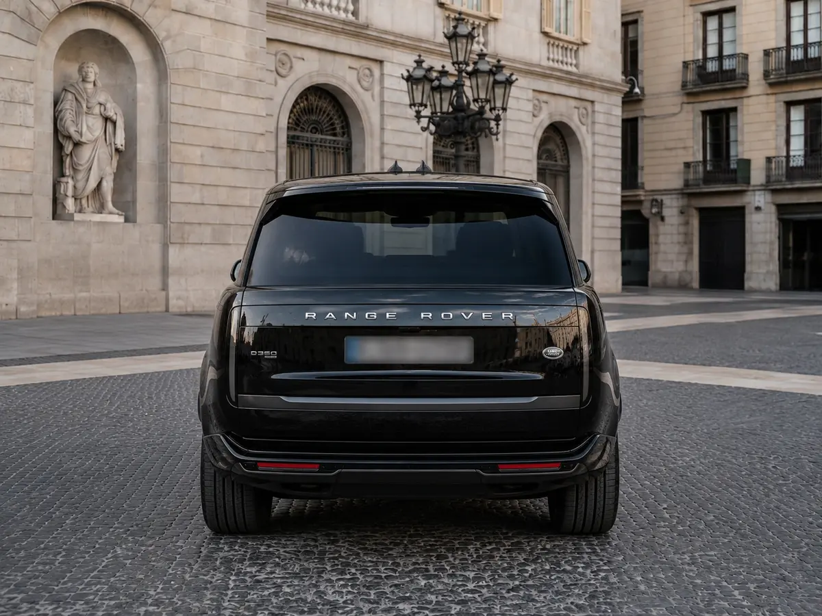 Rover Range Rover Autobiography D350 7s 2025, вид сзади — Rome Luxury Car Rental, Рим. Range Rover Autobiography D350 7s — семиместный внедорожник, где дизельные 350 лошадиных…
