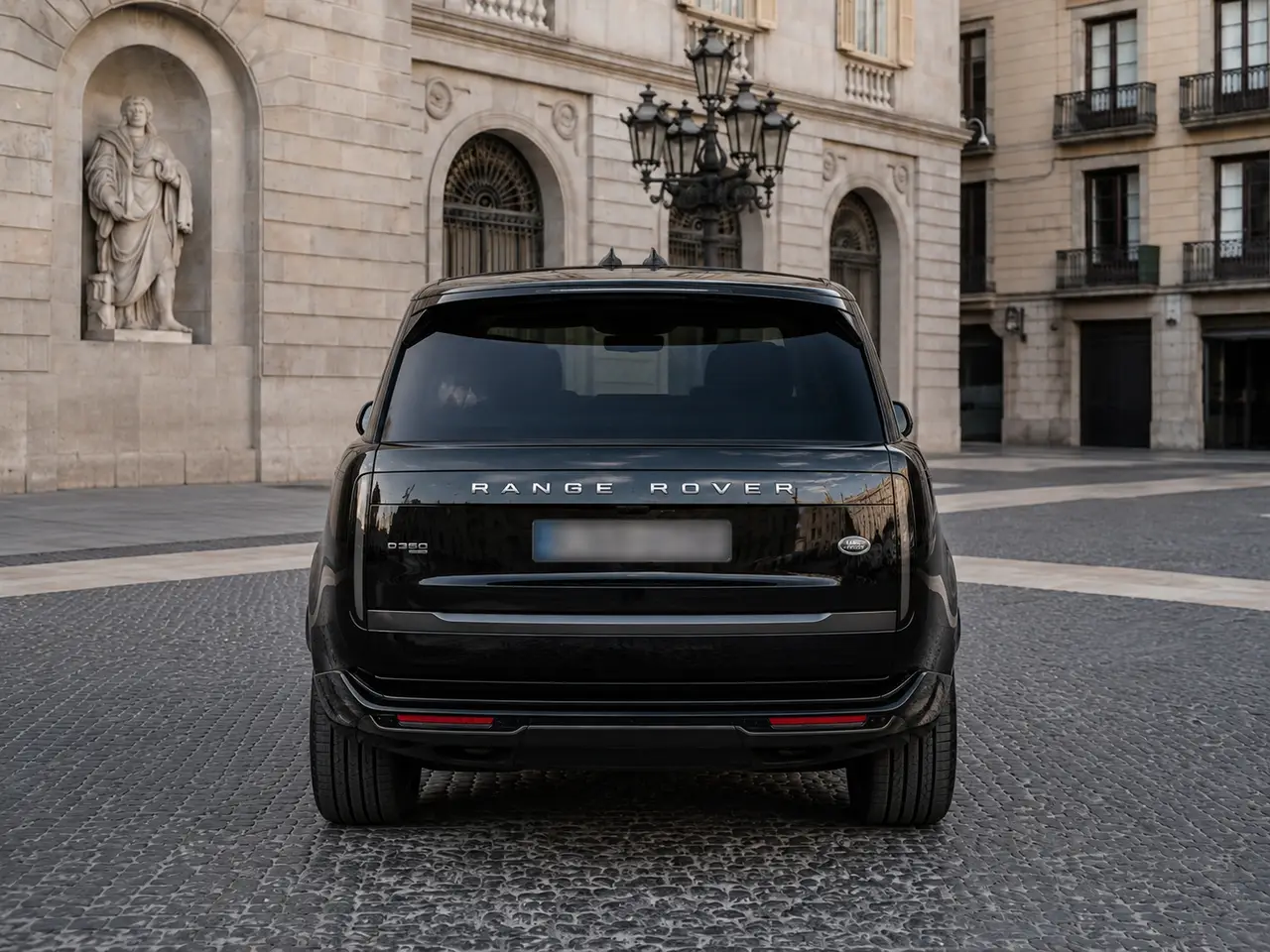 Rover Range Rover Autobiography D350 7s 2025, вид сзади — Rome Luxury Car Rental, Рим. Range Rover Autobiography D350 7s — семиместный внедорожник, где дизельные 350 лошадиных…