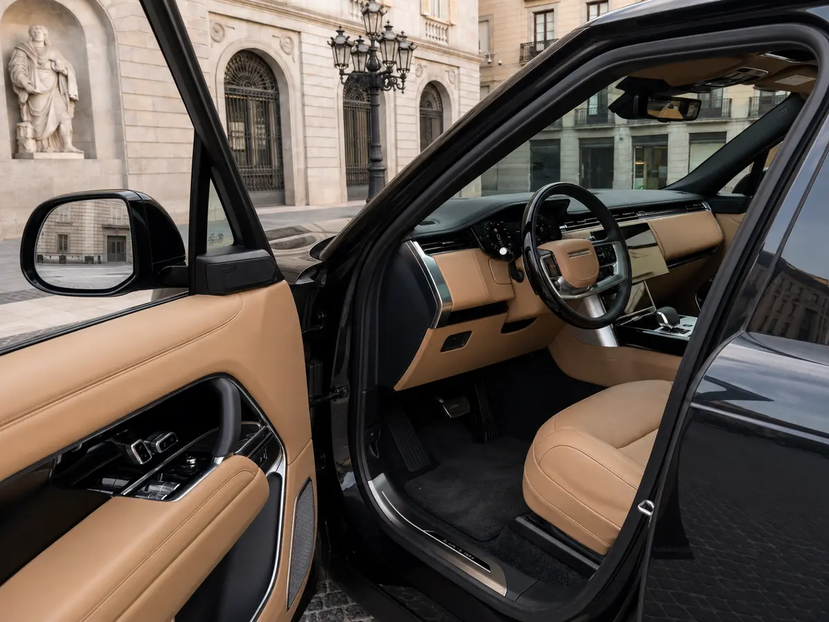 Rover Range Rover Autobiography D350 7s 2025, салон — Rome Luxury Car Rental, Рим. Range Rover Autobiography D350 7s — семиместный внедорожник, где дизельные 350 лошадиных…