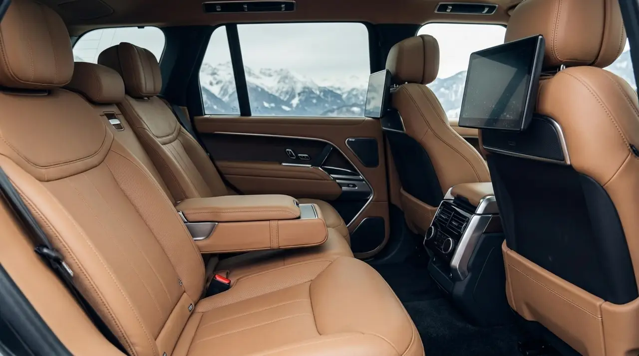 Rover Range Rover Autobiography P530 2026, cruscotto — Rome Luxury Car Rental, Roma. Il Range Rover Autobiography P530 del 2026 porta in strada 530 cavalli distribuiti su una…
