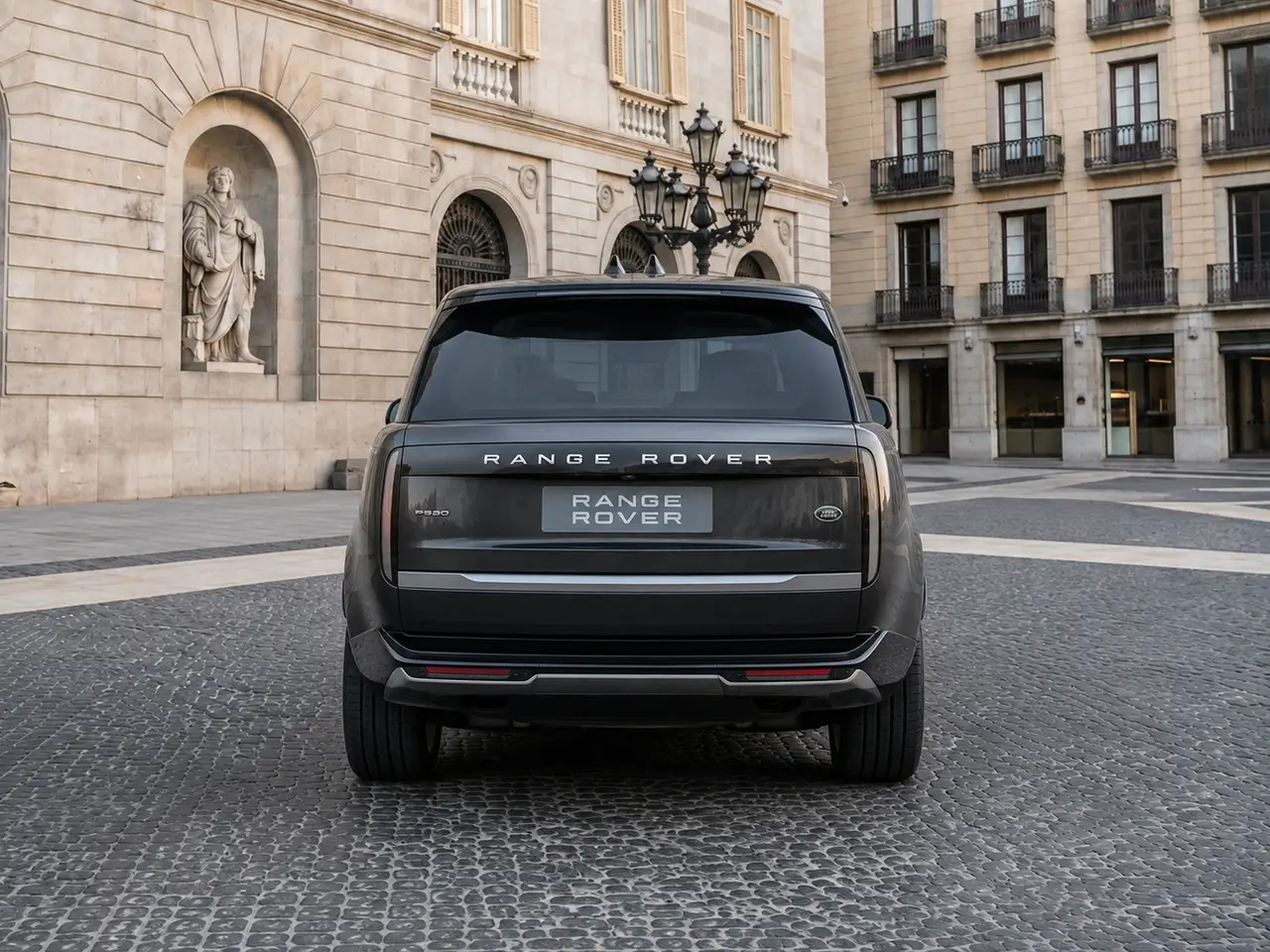 Rover Range Rover Autobiography P530 2026, вид сзади — Rome Luxury Car Rental, Рим. 2026 Range Rover Autobiography P530 — это внедорожник для тех, кто хочет проехать по Риму…