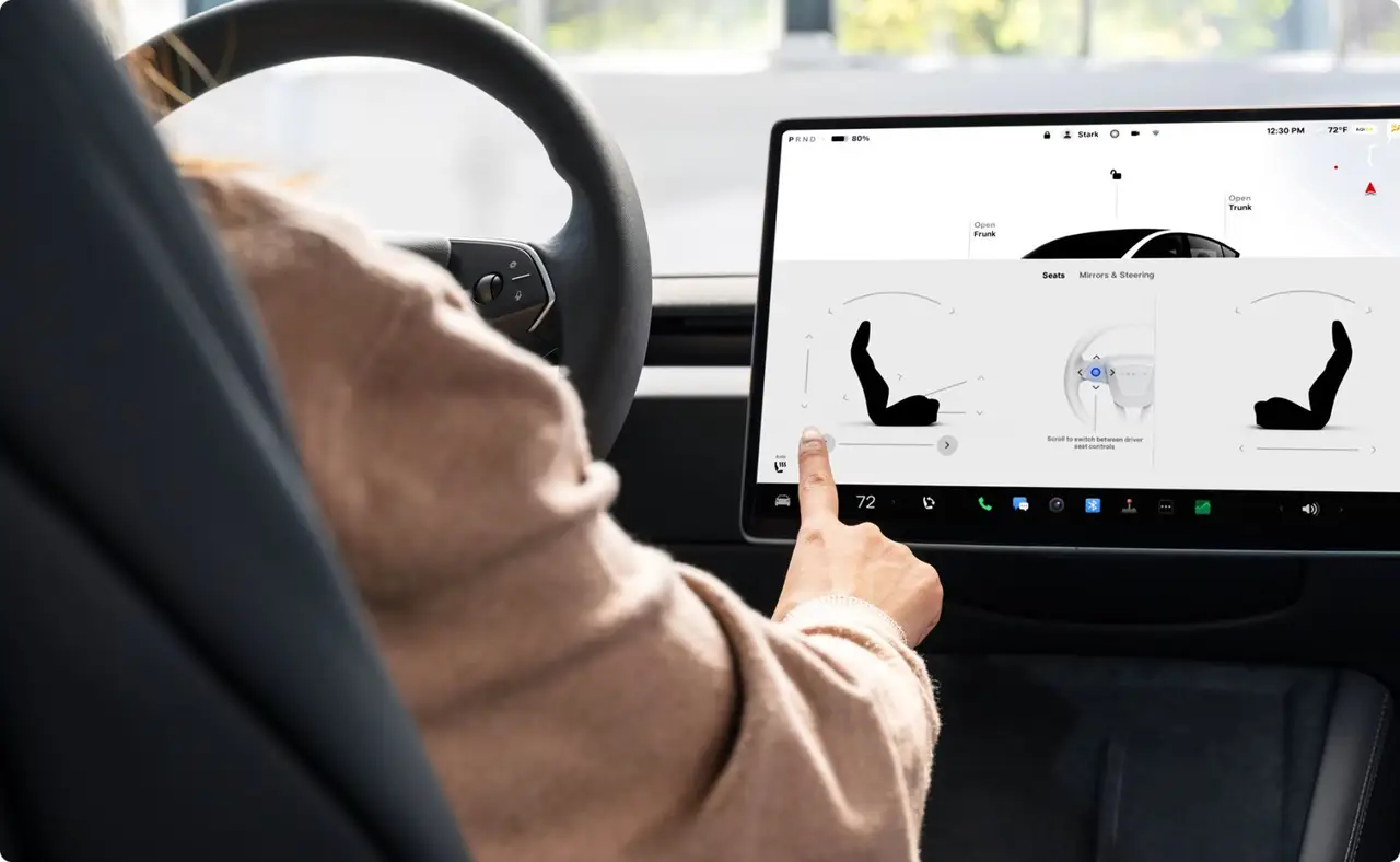 Tesla Model 3 Performance 2026, vista posteriore — Rome Luxury Car Rental, Roma. La Tesla Model 3 Performance 2026 porta a Roma un'idea diversa della velocità: 510 CV…