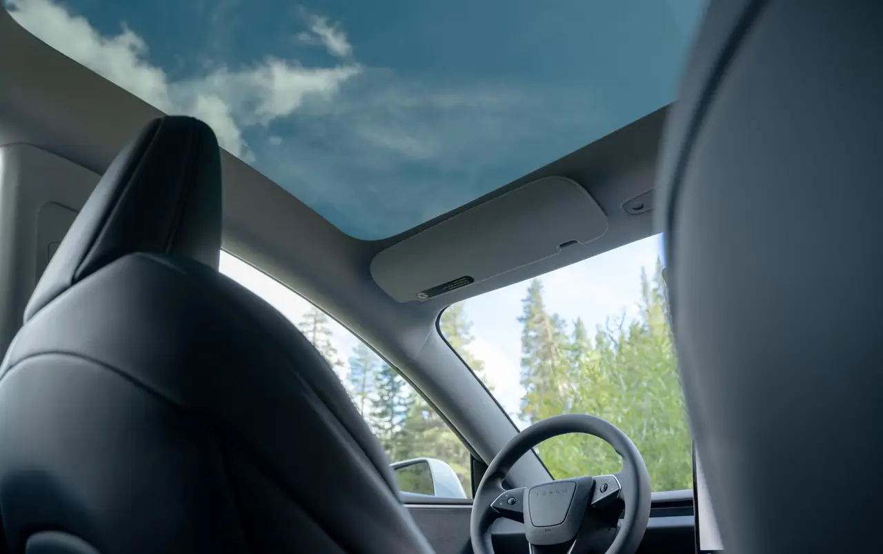 Tesla Model 3 Performance 2026, interni — Rome Luxury Car Rental, Roma. La Tesla Model 3 Performance 2026 porta a Roma un'idea diversa della velocità: 510 CV…