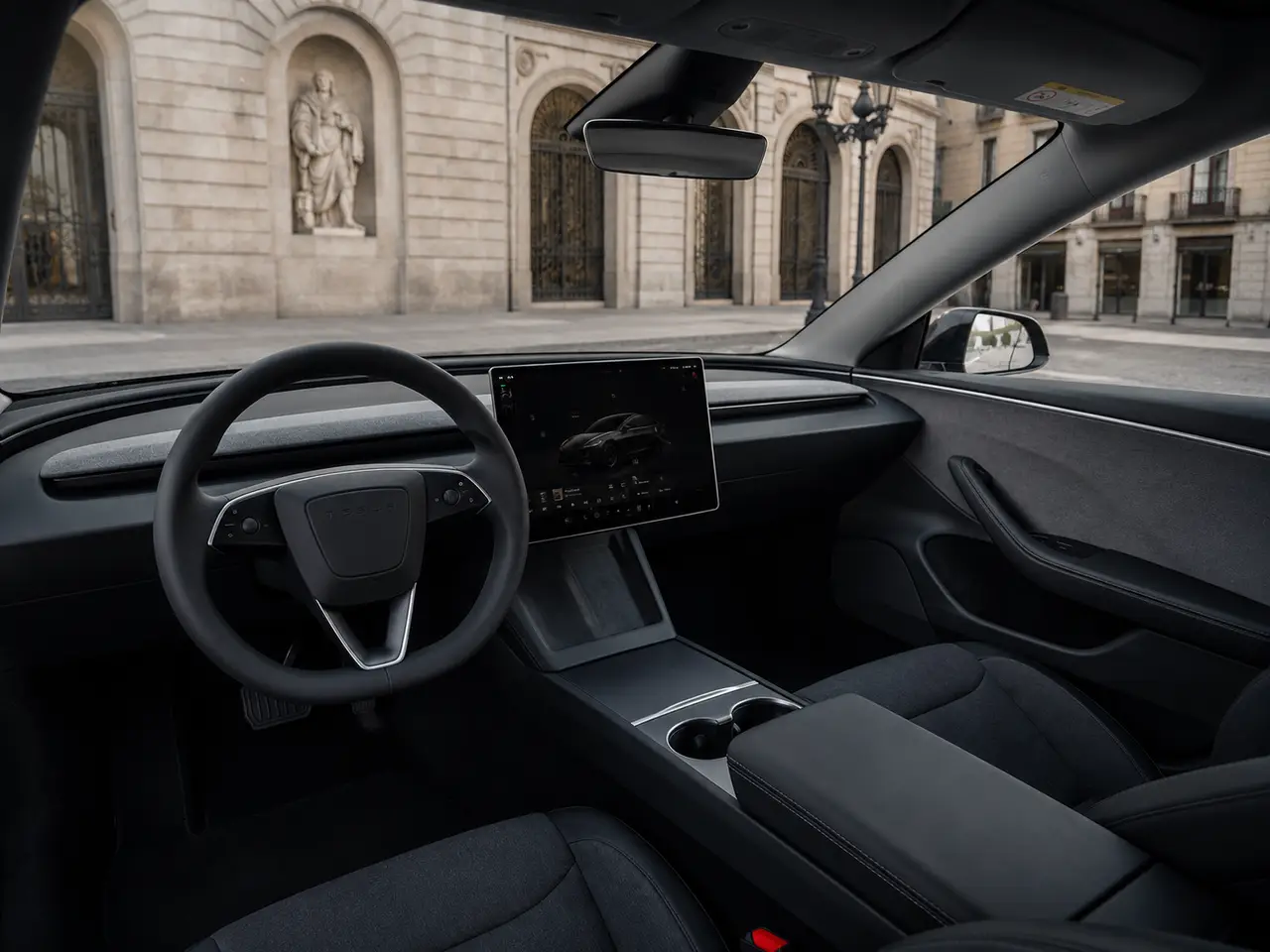 Tesla Model 3 Performance 2026, салон — Rome Luxury Car Rental, Рим. Tesla Model 3 Performance 2026 года — самый динамичный серийный седан бренда: 510…
