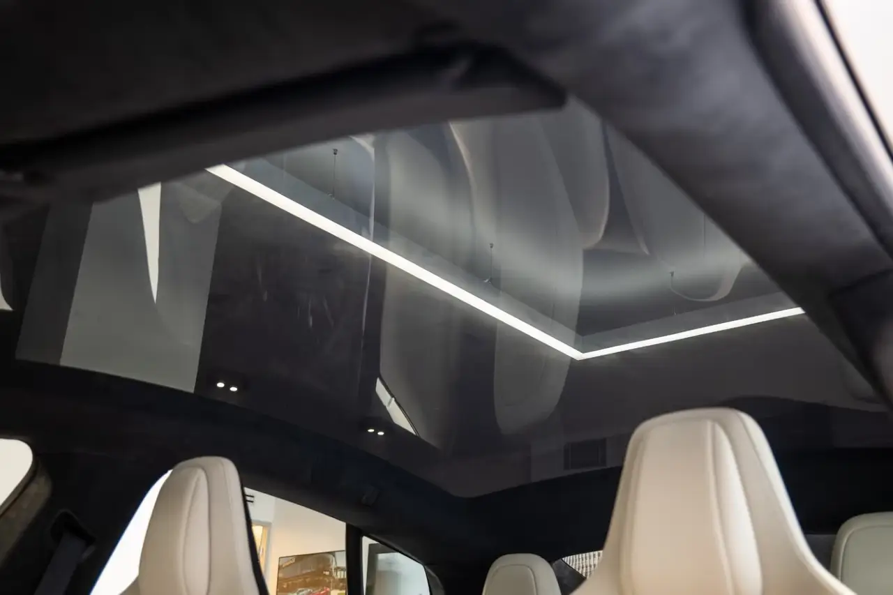 Tesla Model S Plaid 2025, esterno — Rome Luxury Car Rental, Roma. La Tesla Model S Plaid porta all'interno del noleggio un registro diverso da quello dei…