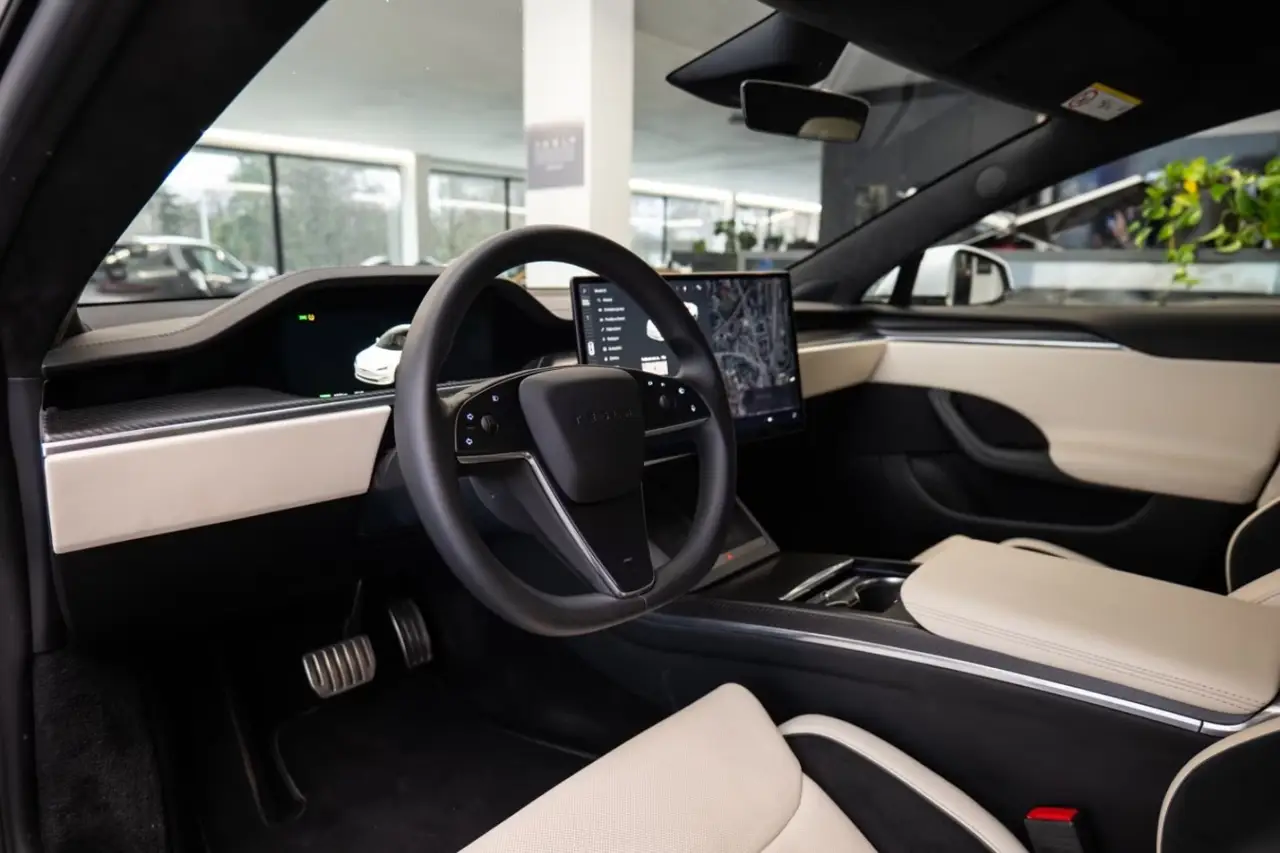 Tesla Model S Plaid 2025, vista frontale — Rome Luxury Car Rental, Roma. La Tesla Model S Plaid porta all'interno del noleggio un registro diverso da quello dei…