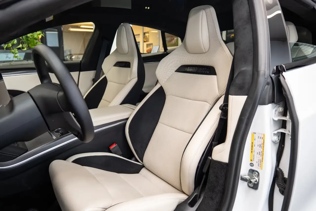 Tesla Model S Plaid 2025, vista posteriore — Rome Luxury Car Rental, Roma. La Tesla Model S Plaid porta all'interno del noleggio un registro diverso da quello dei…