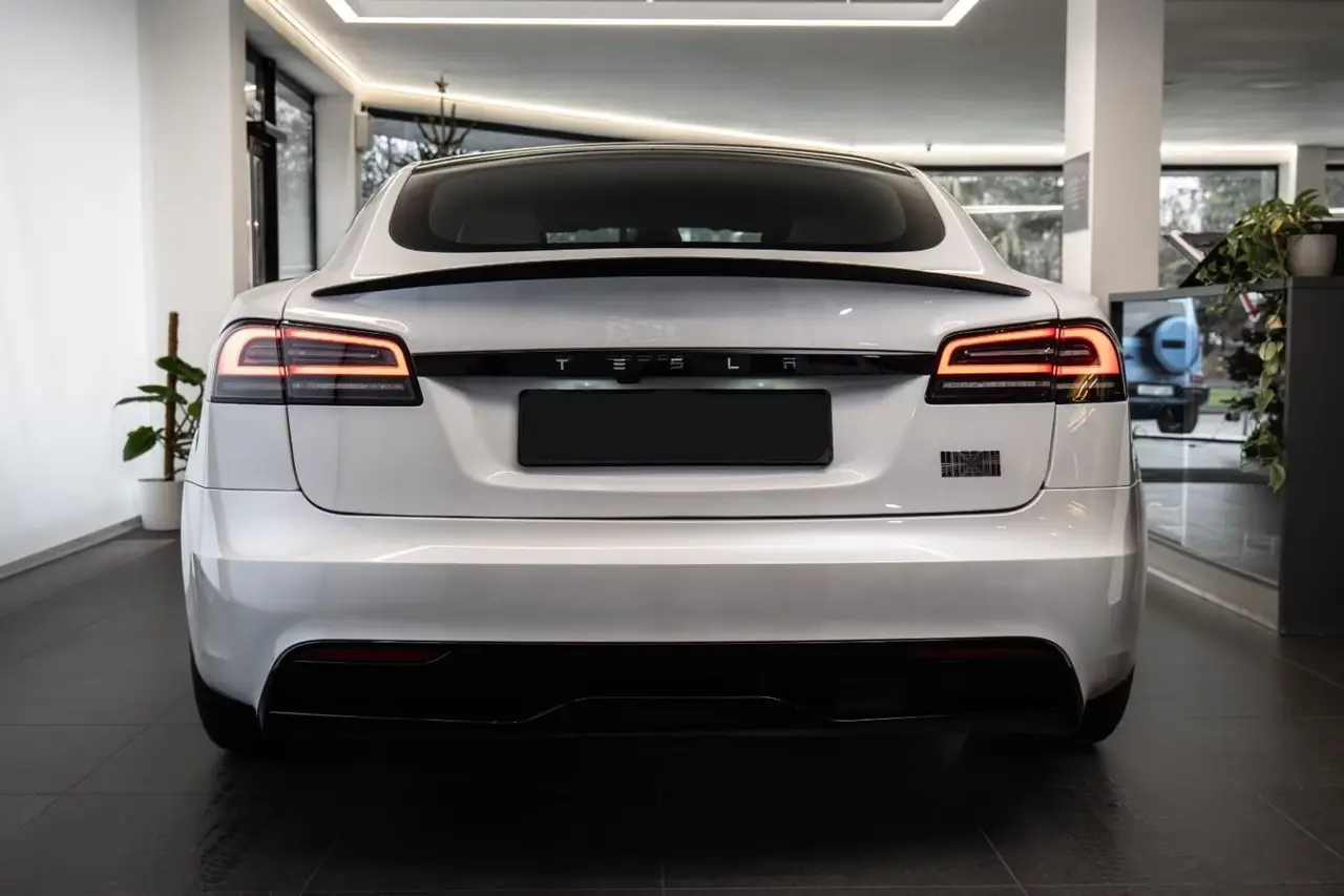 Tesla Model S Plaid 2025, interni — Rome Luxury Car Rental, Roma. La Tesla Model S Plaid porta all'interno del noleggio un registro diverso da quello dei…