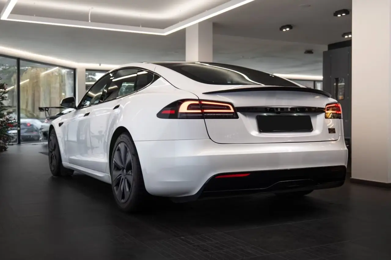 Tesla Model S Plaid 2025, cruscotto — Rome Luxury Car Rental, Roma. La Tesla Model S Plaid porta all'interno del noleggio un registro diverso da quello dei…