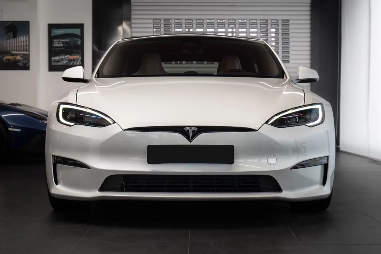 Tesla Model S Plaid 2025, profilo laterale — Rome Luxury Car Rental, Roma. La Tesla Model S Plaid porta all'interno del noleggio un registro diverso da quello dei…