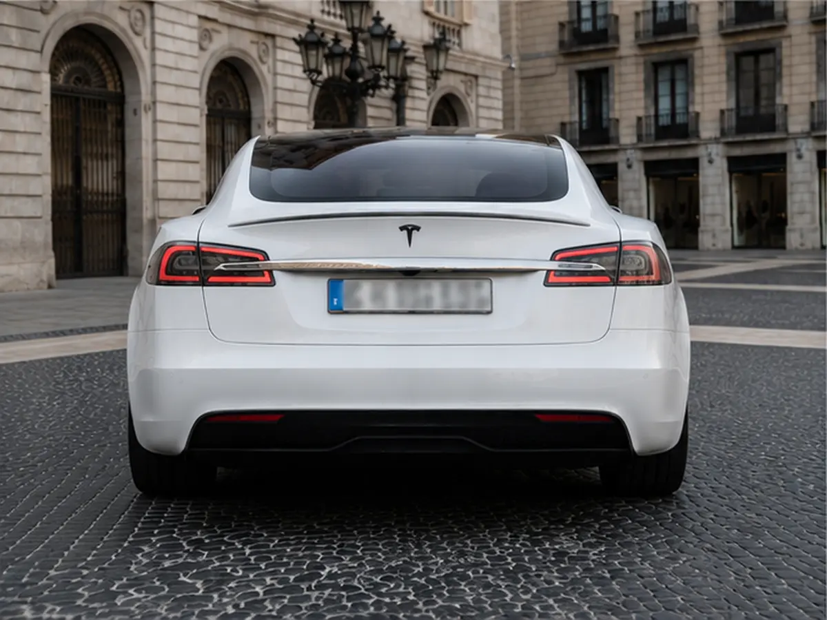 Tesla Model S Plaid 2025, vista posteriore — Rome Luxury Car Rental, Roma. La Tesla Model S Plaid porta all'interno del noleggio un registro diverso da quello dei…