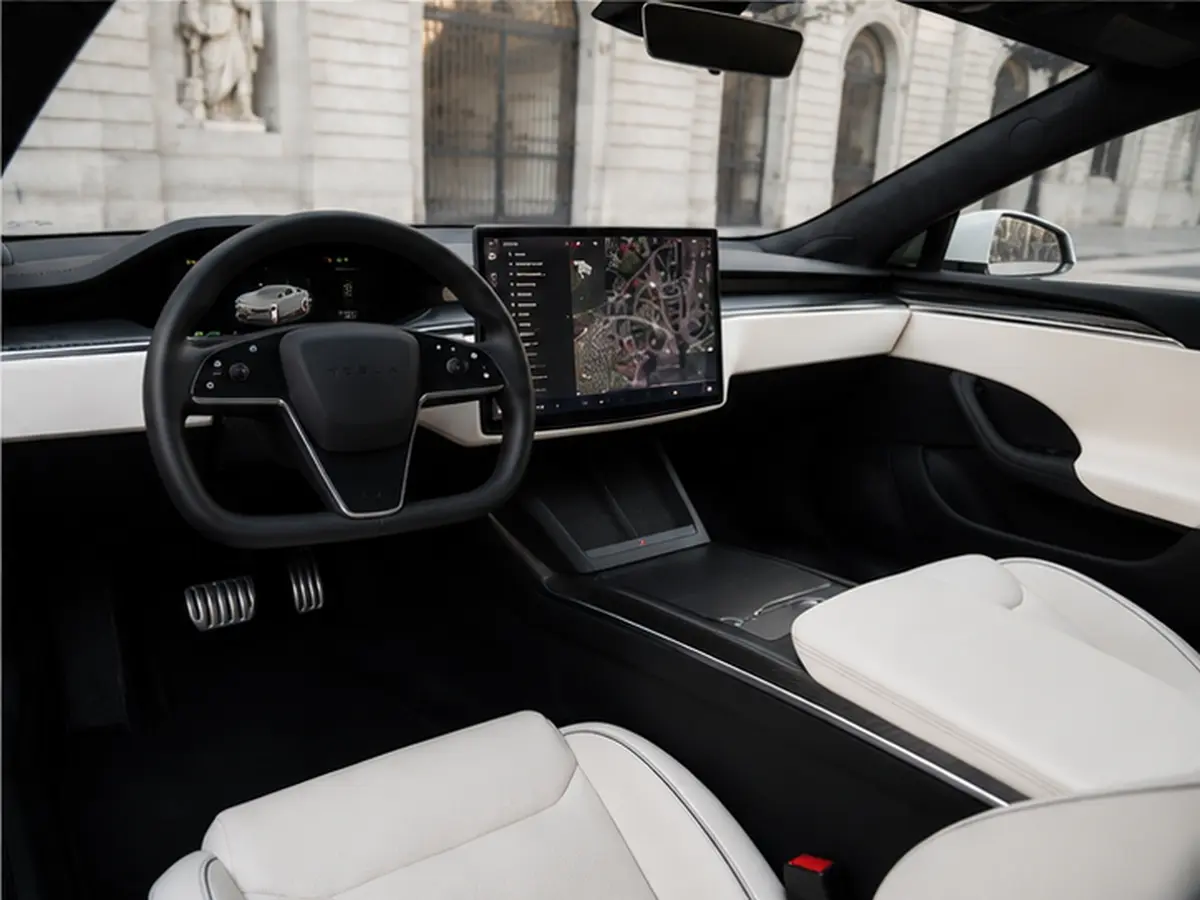Tesla Model S Plaid 2025, interni — Rome Luxury Car Rental, Roma. La Tesla Model S Plaid porta all'interno del noleggio un registro diverso da quello dei…